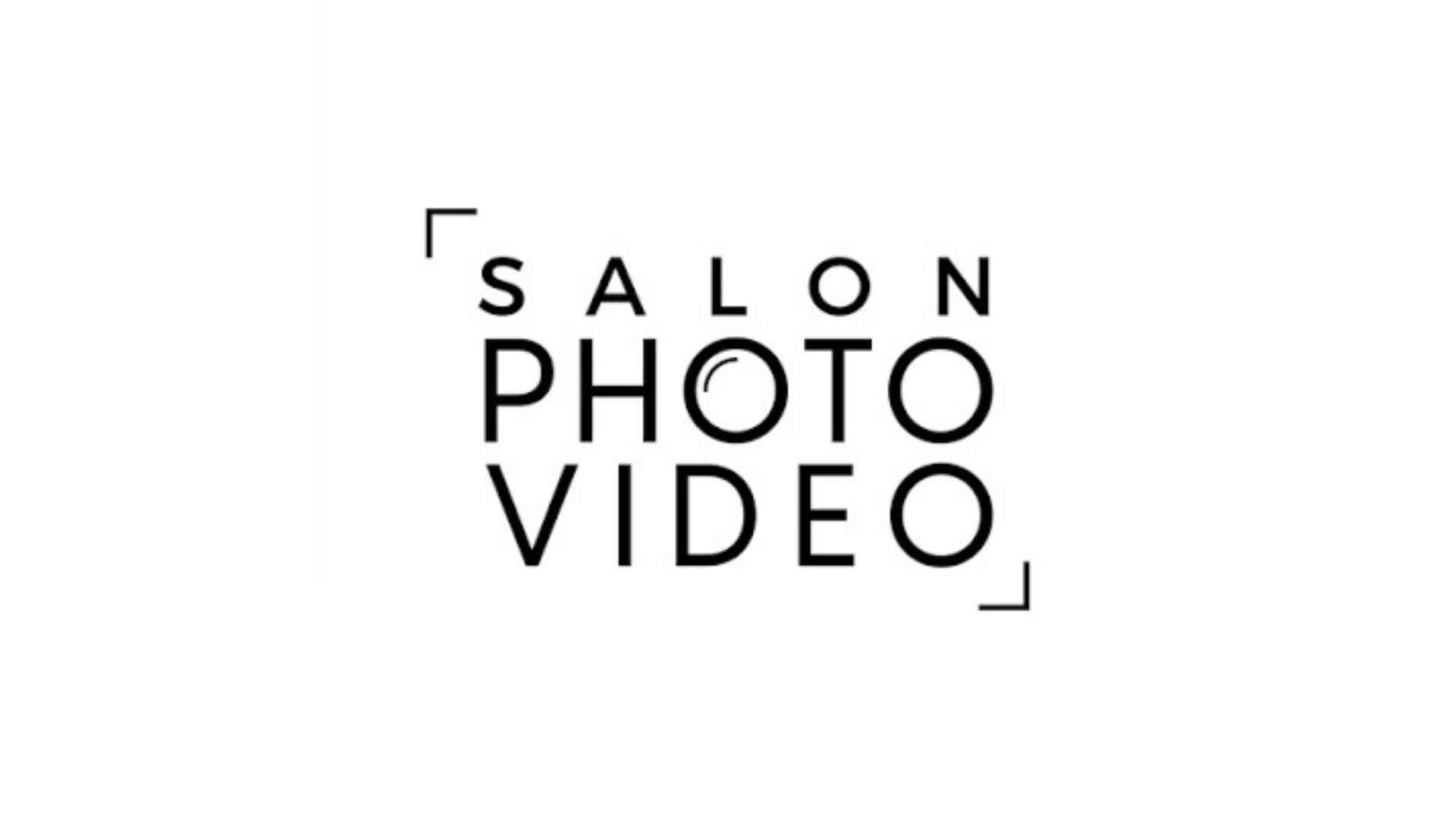 Logo du Salon Photo & Vidéo : les mots Salon, Photo et Video en lettres noires sur fond blanc, encadrés par deux coins de viseur